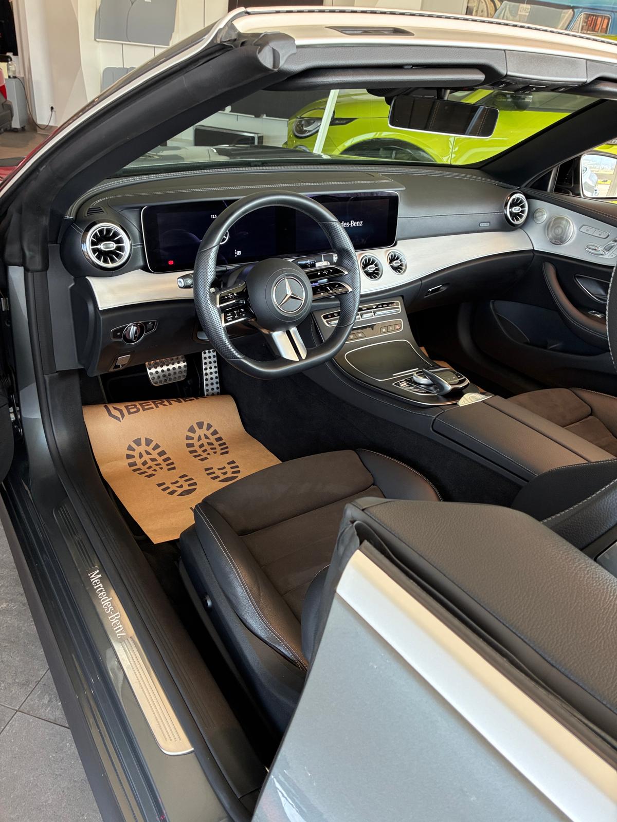 Intérieur de voiture de luxe, volant Mercedes