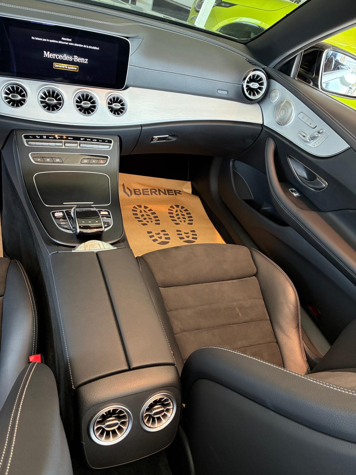 Intérieur d'une voiture Mercedes moderne