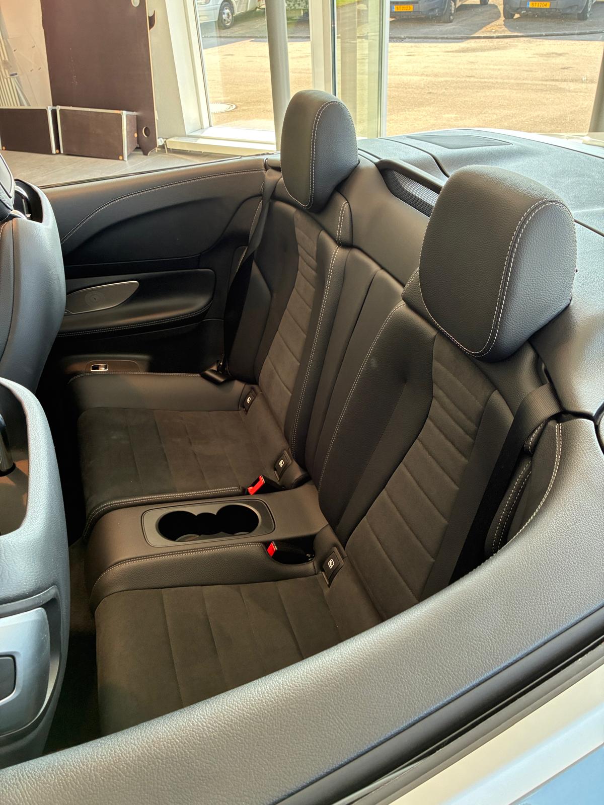 Intérieur de voiture décapotable avec sièges arrière