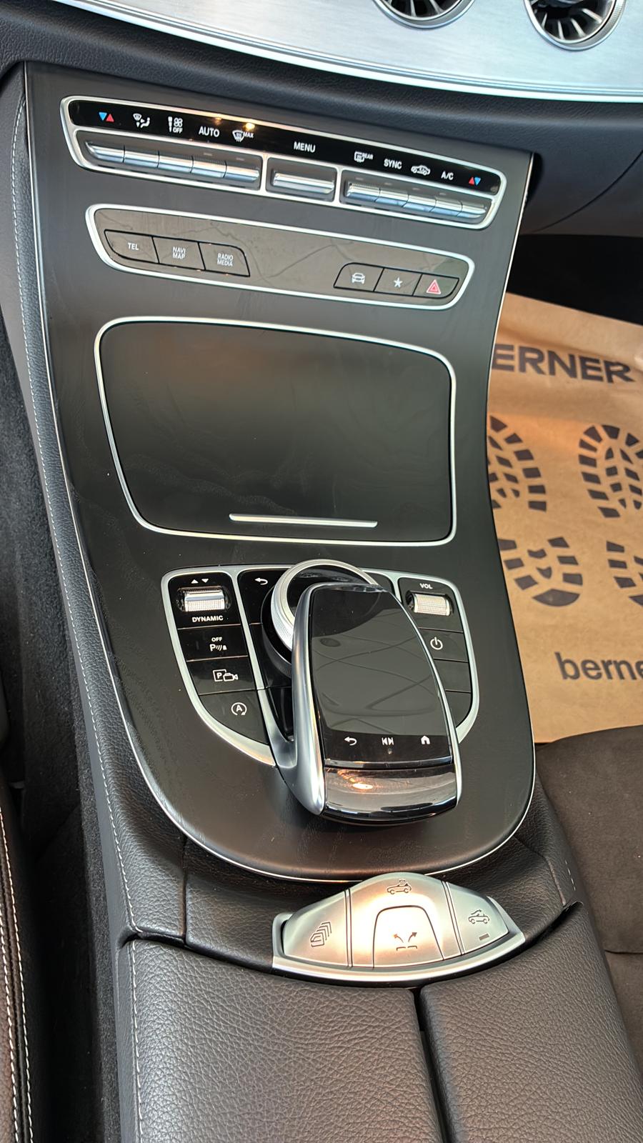 Contrôles centraux de la console de voiture moderne