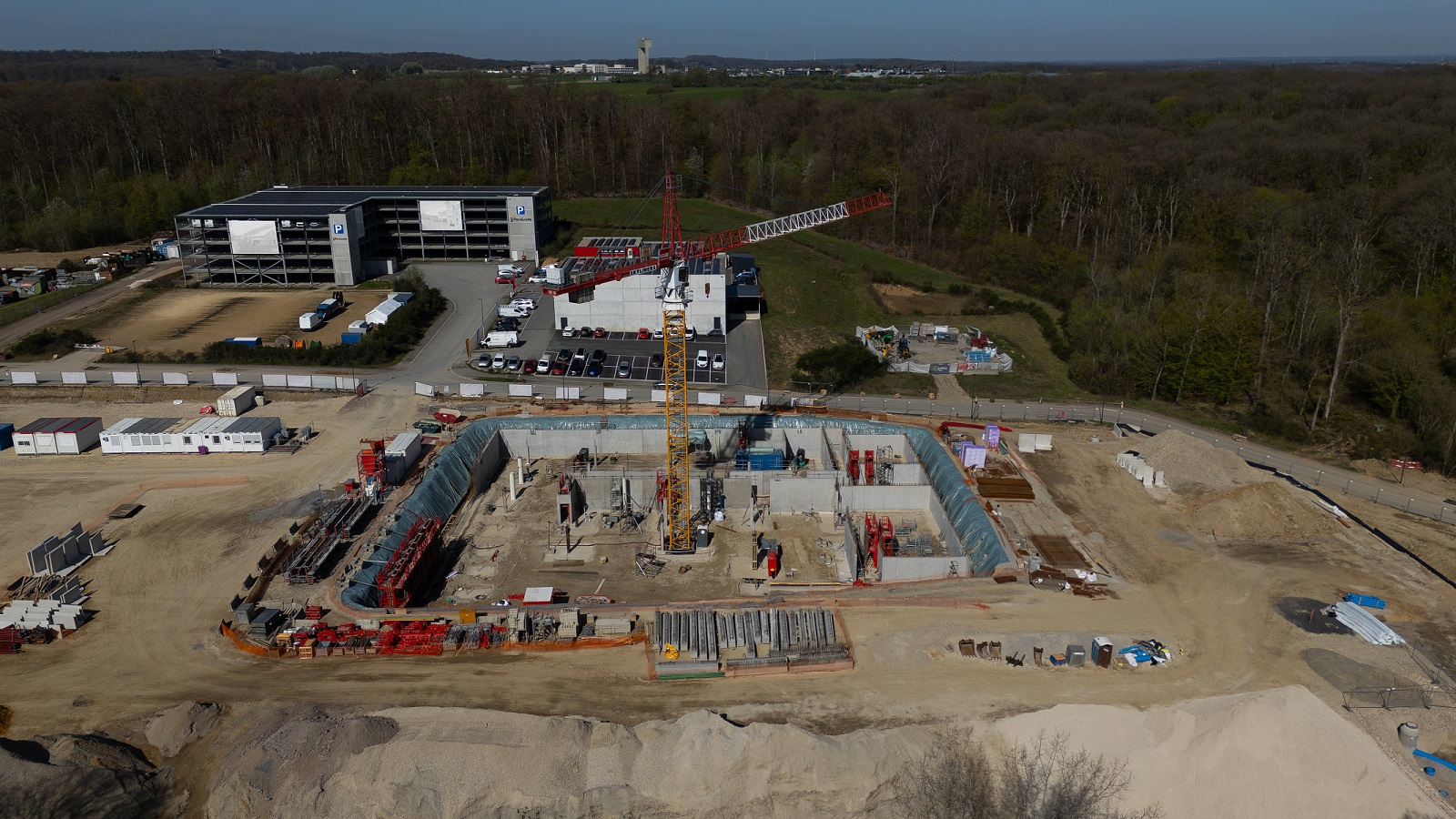 Vue aérienne chantier avec grue et excavation profonde