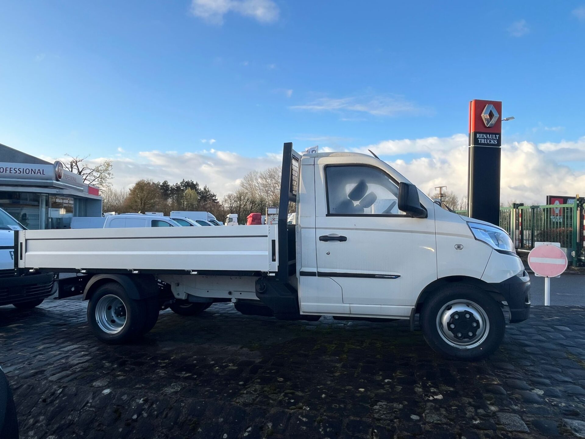 Camion blanc devant concession Renault Trucks