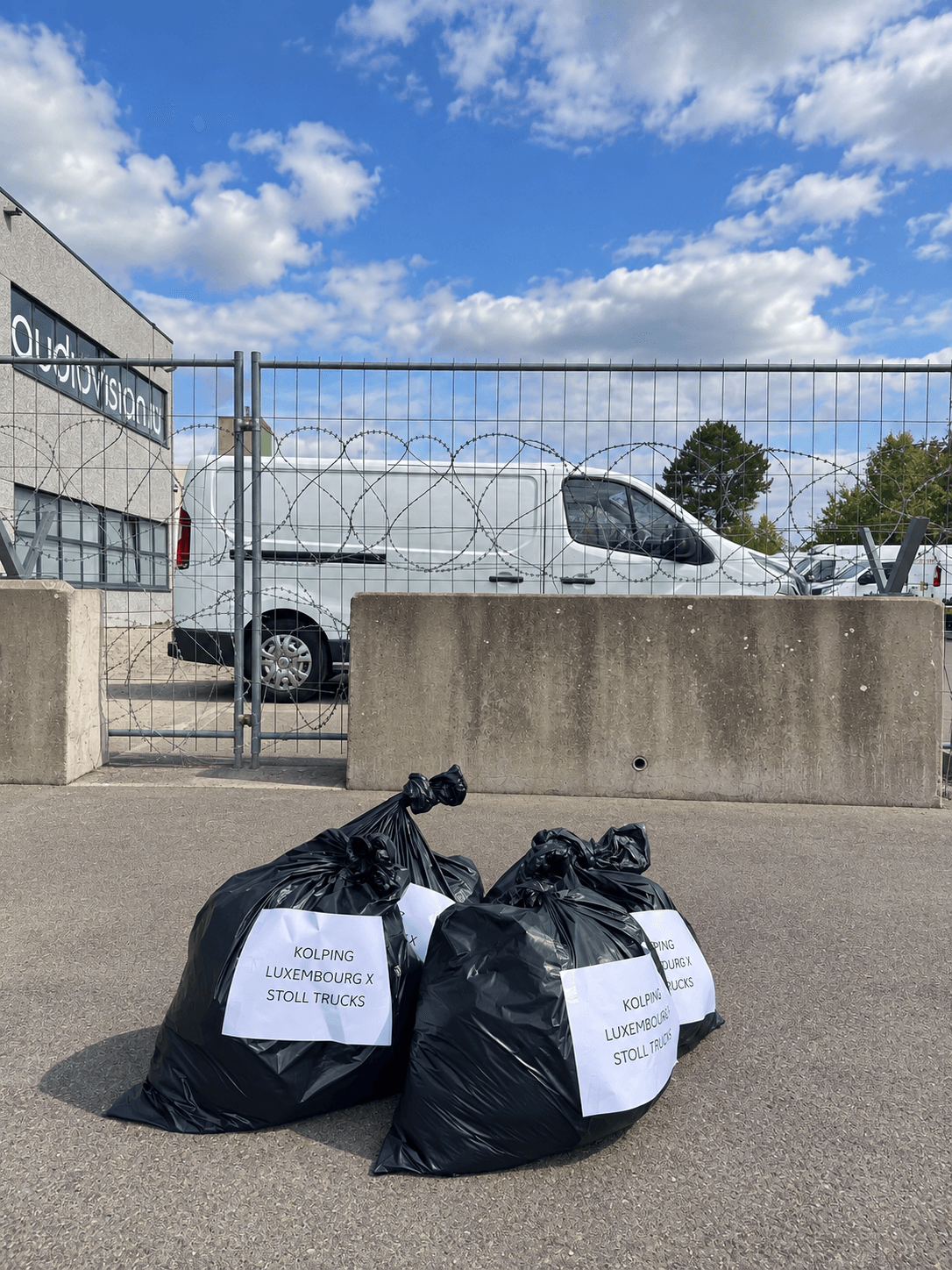 Collecte solidaire de vêtements chez Stoll Trucks au Luxembourg avec Kolping Luxembourg