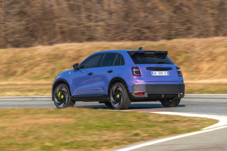 véhicule qui roule près des espaces verts
