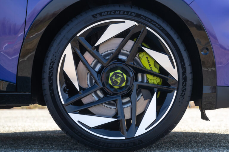 la roue ainsi que les jantes du véhicule