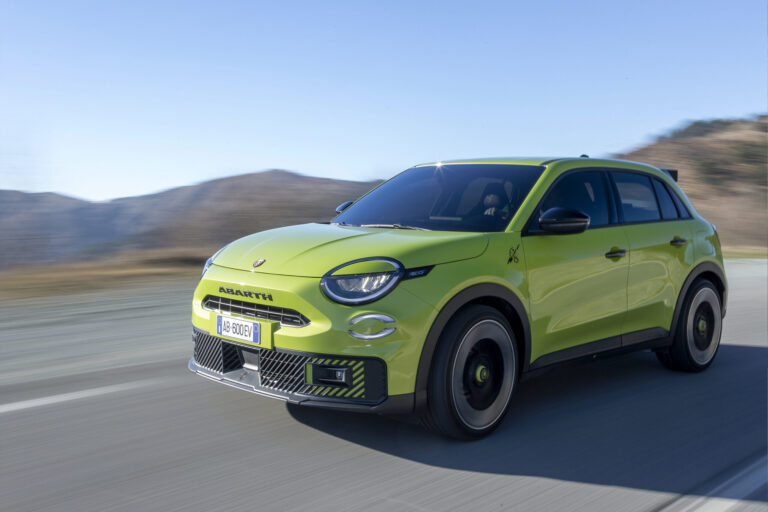 Voiture qui roule en allure sur la route