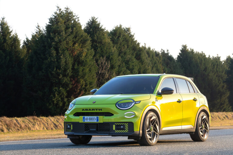 Véhicule sur la route