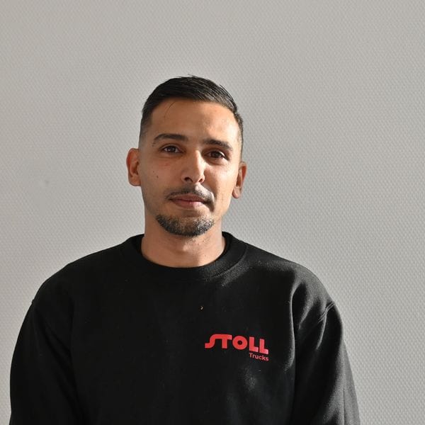 Homme portant un sweat noir Stoll Trucks