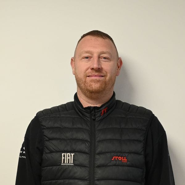 Homme portant une veste noire Fiat Stoll