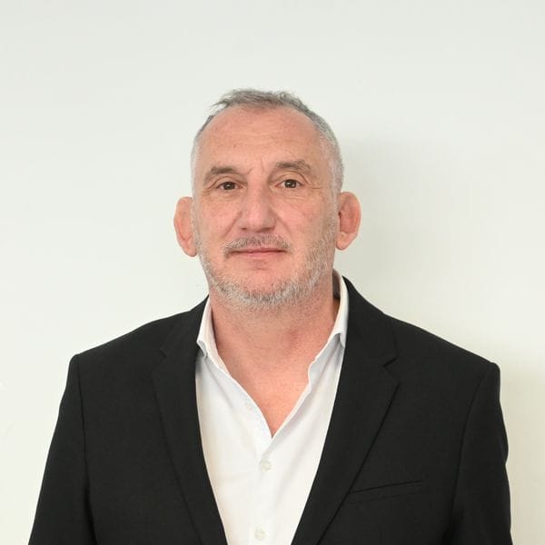 Homme en costume noir sur fond clair