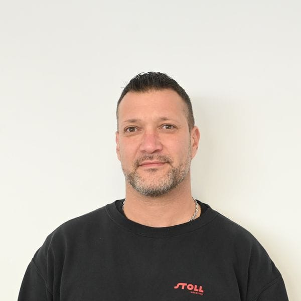 Homme portant un sweat noir sur fond blanc