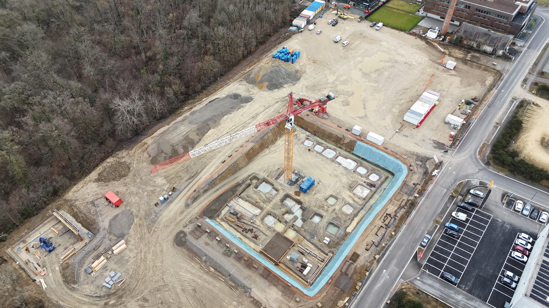 Vue aérienne d'un chantier de construction.