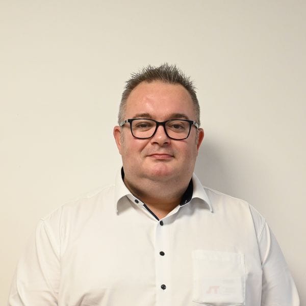 Homme portant une chemise blanche et des lunettes