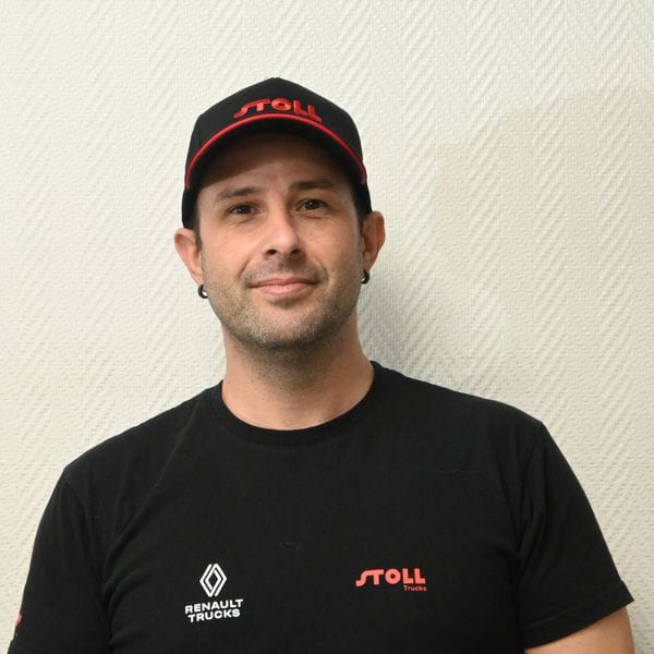 Homme portant une casquette et un t-shirt Stoll