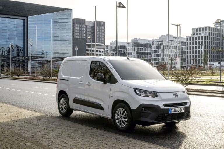 Utilitaire Fiat Doblò sur route de 3/4