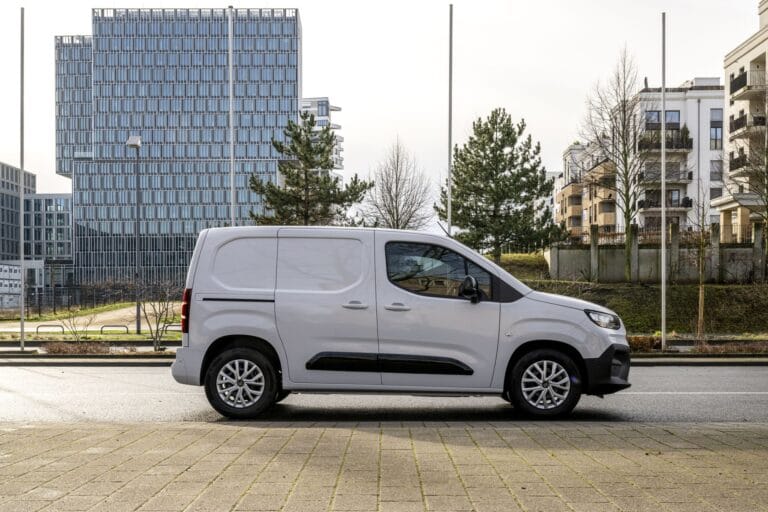 Utilitaire Fiat Doblò de profil