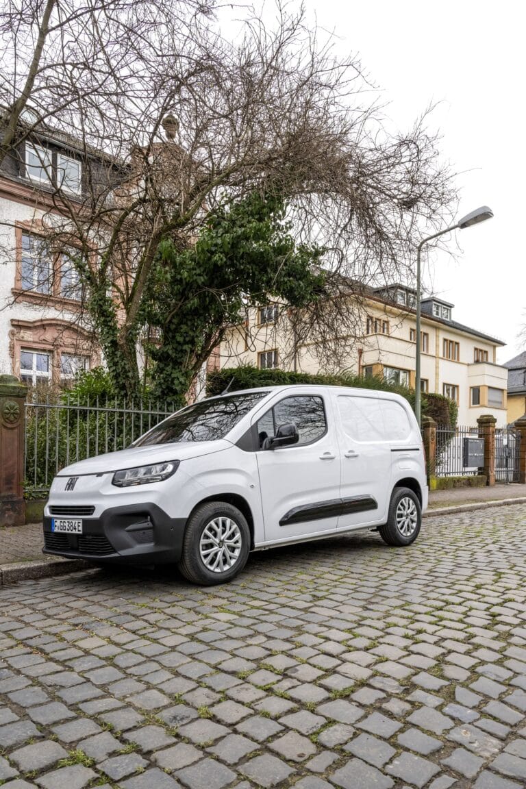 Utilitaire Fiat Doblò sur route pavée