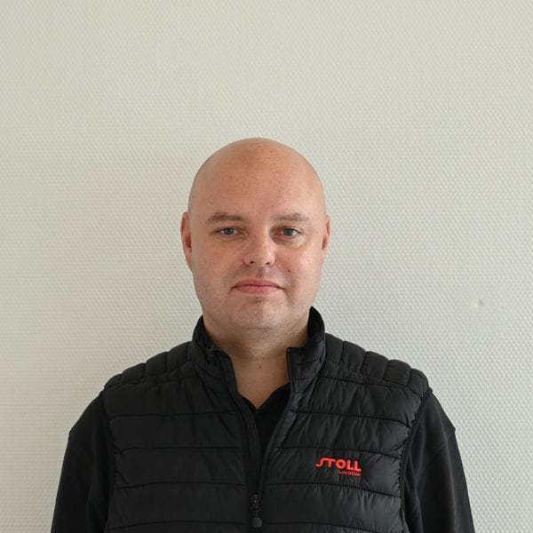 Homme portant une veste noire Stoll Logistics