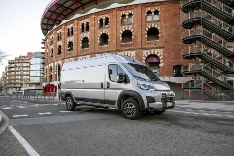 Utilitaire Fiat Ducato en ville