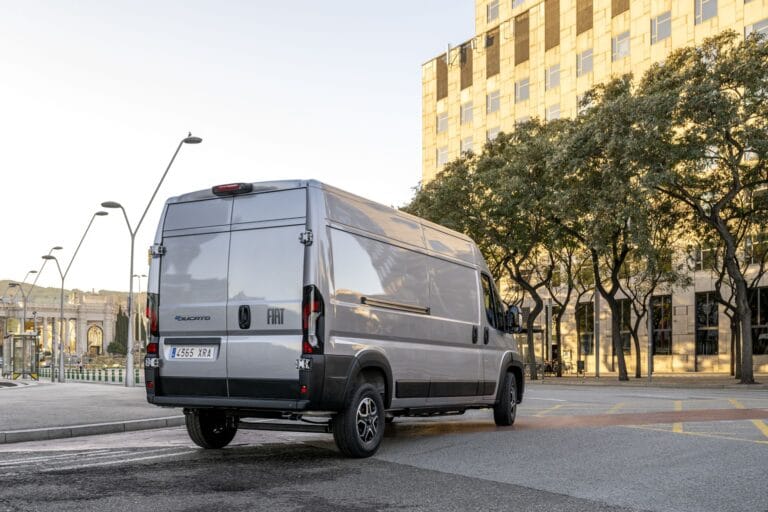 Utilitaire Fiat Ducato sur route