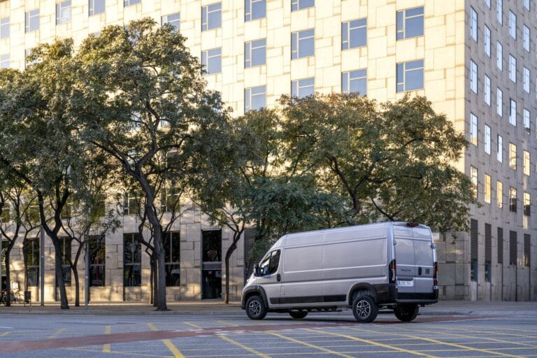 Utilitaire Fiat Ducato gris métallisé sur une route en ville
