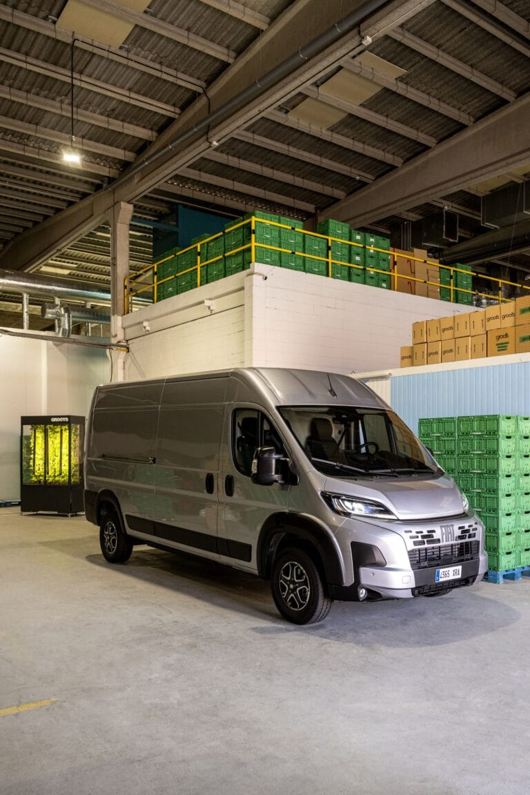 Utilitaire Fiat Ducato gris métallisé dans un garage.