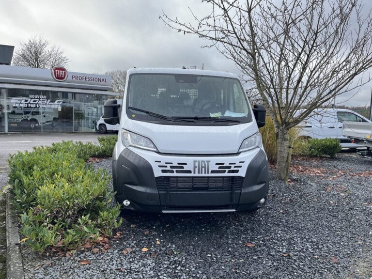 Fiat Ducato à plateau Ridelle double cabinet de face