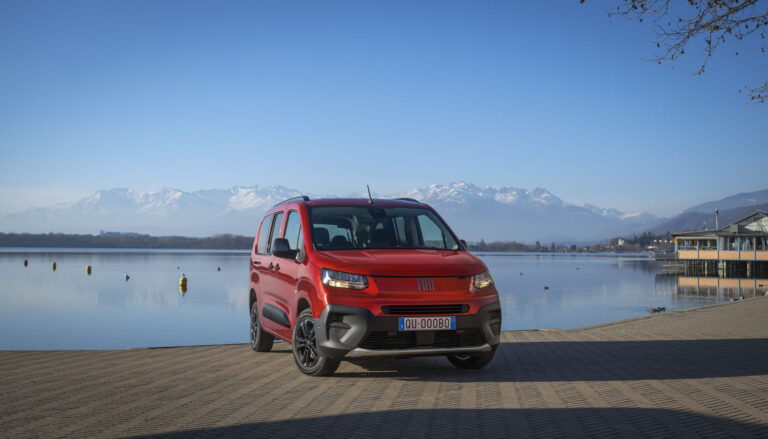 Fiat Qubol rouge en bord de lac