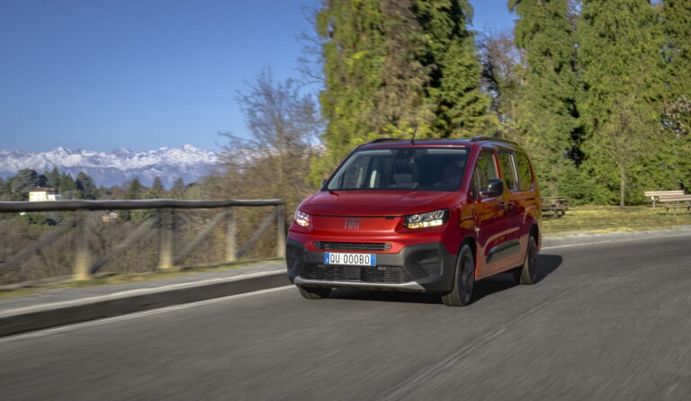 Fiat Qubol rouge sur une route en pleine nature