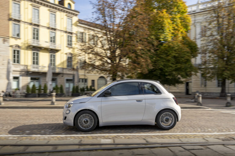 Un véhicule garé en centre ville