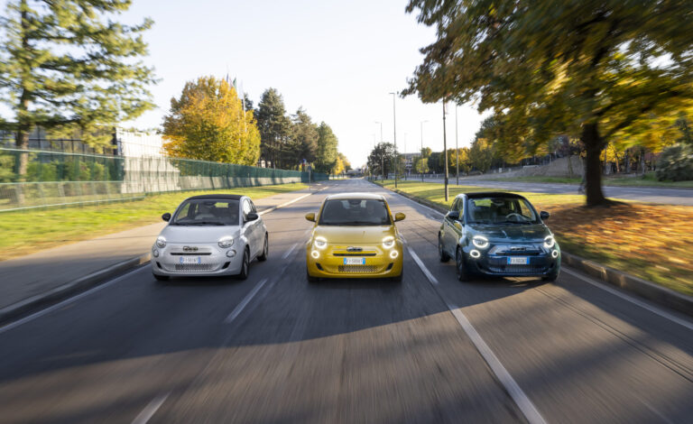 Trois véhicules sur la route