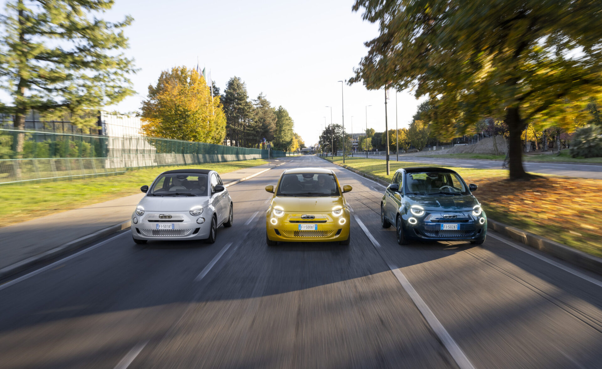 3 Fiat 500 côte côte sur une route