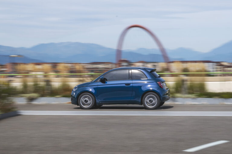 Véhicule Ocean Green en situation de consommation sur la route en plein centre ville avec un rendu effet flouté