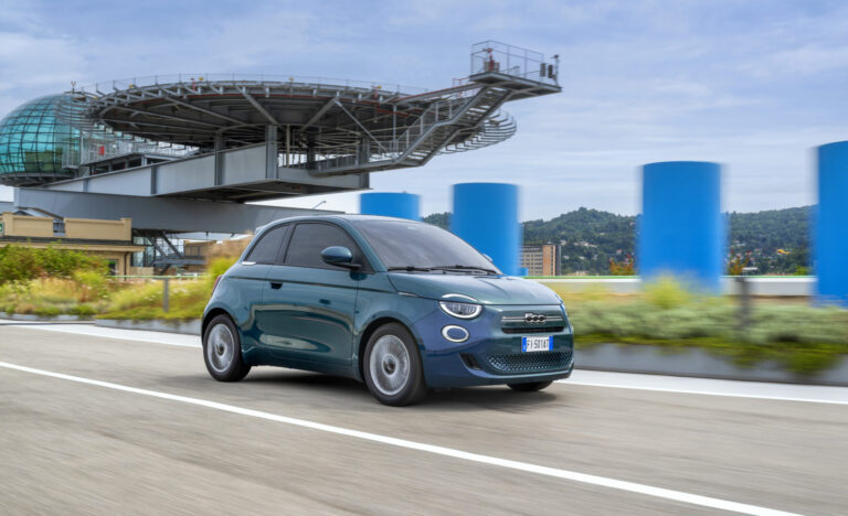 véhicule sur la route