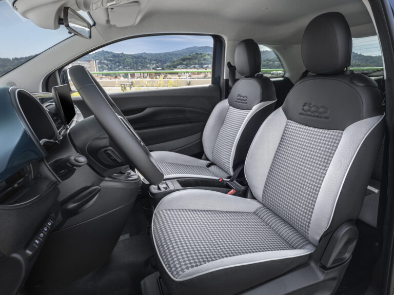 Partie intérieure d'un véhicule avec le siège chauffeur et passager ainsi que le volant