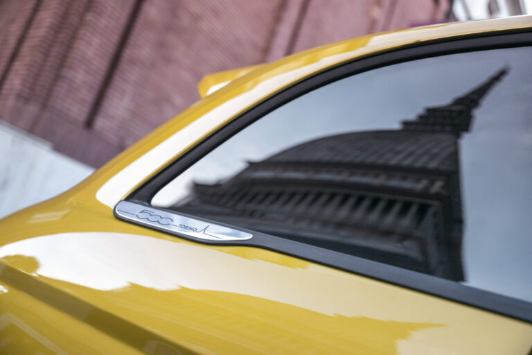 fenêtre et la carrosserie du véhicule