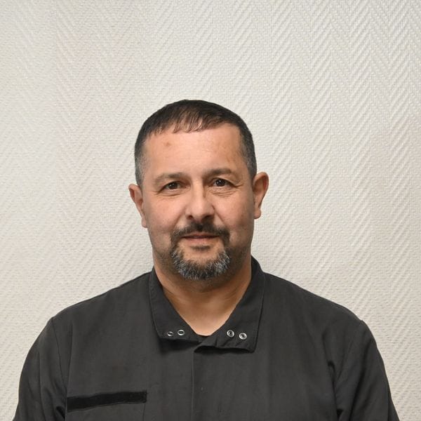 Portrait vun engem Mann mat schwaarzem Hiem