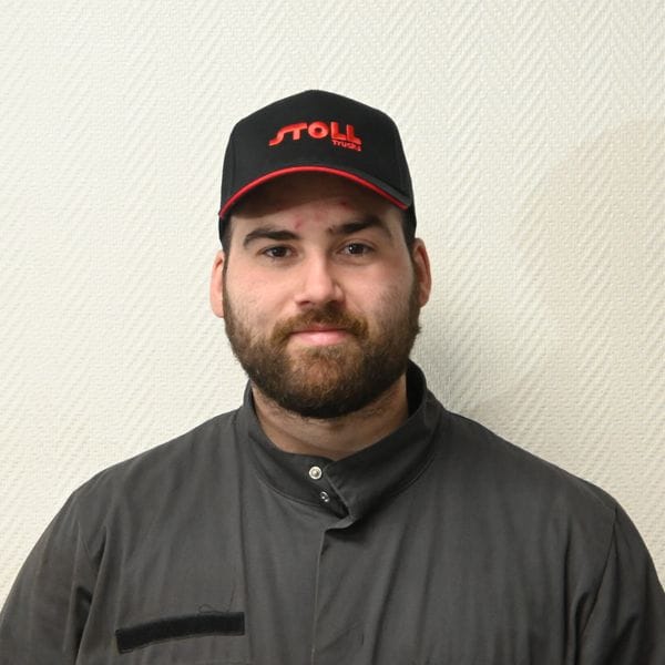 Homme en tenue de travail et casquette noire