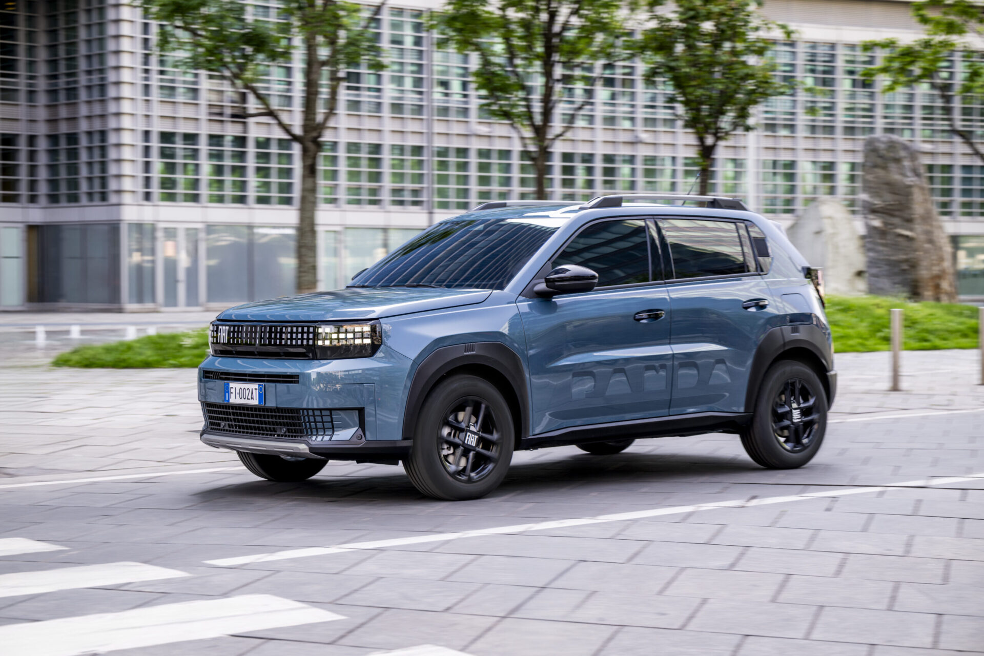 Véhicule en stationnement dans une route près des arbres