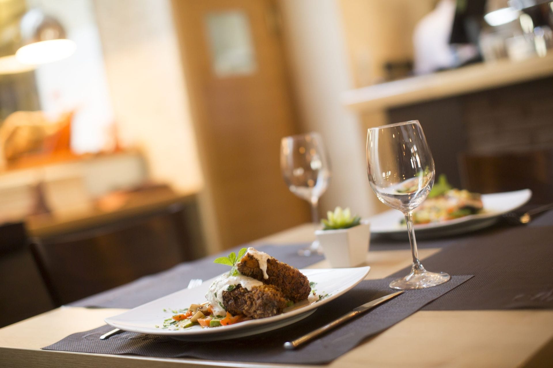 Plat gastronomique servi dans un restaurant élégant