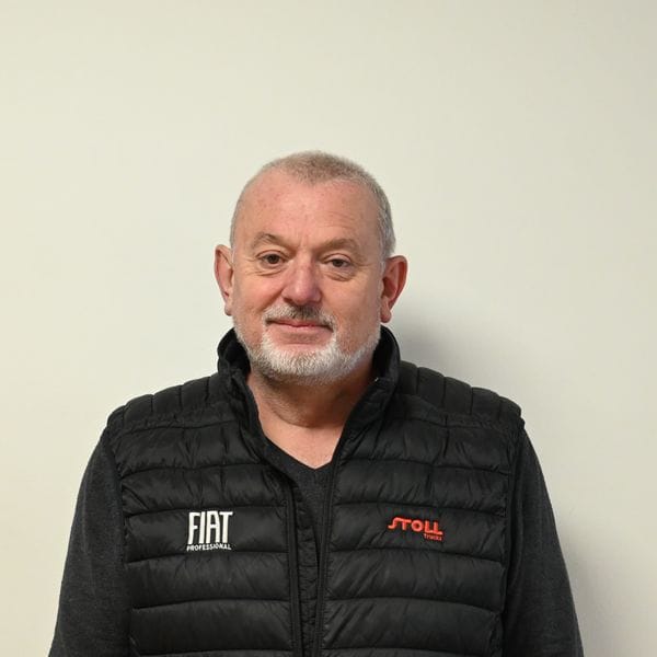 Homme souriant en gilet noir Fiat et Stoll