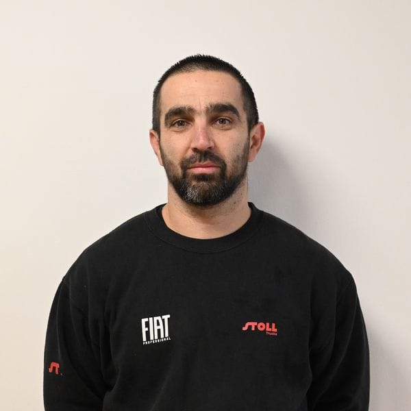 Homme portant un sweat noir Fiat Stoll