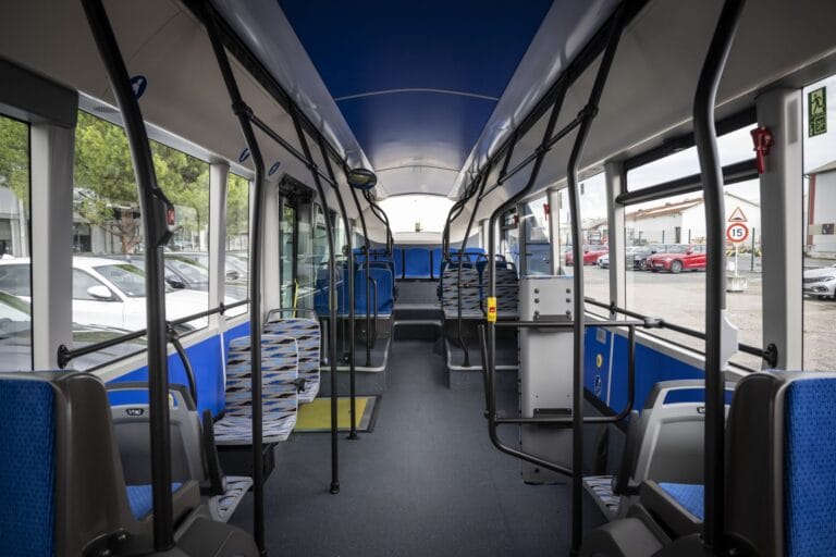Intérieur moderne d'un bus vide