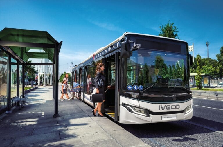 Personnes montant dans un bus urbain Iveco