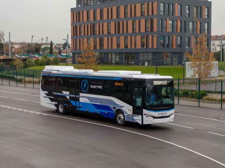 Bus électrique moderne circulant en ville