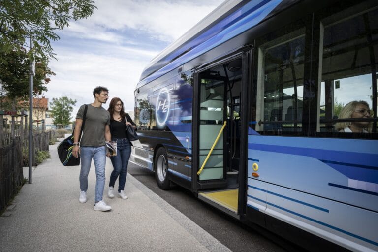 Personnes montant dans un bus à hydrogène moderne