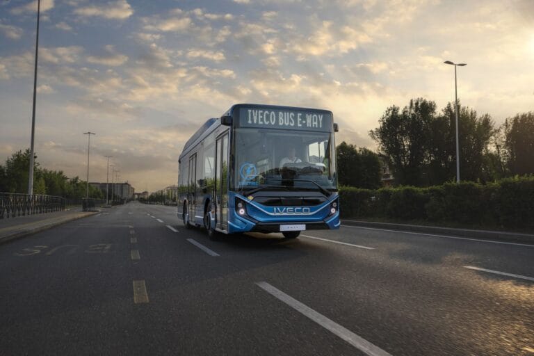 Bus électrique Iveco E-Way sur route urbaine