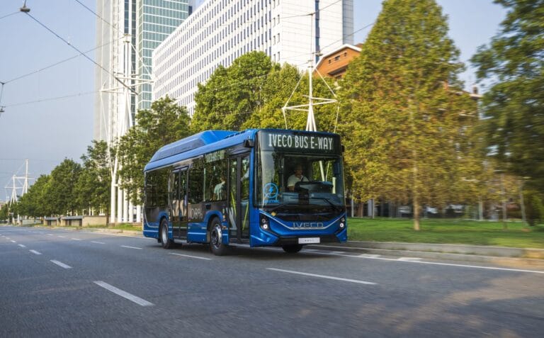 Bus électrique bleu circulant en ville