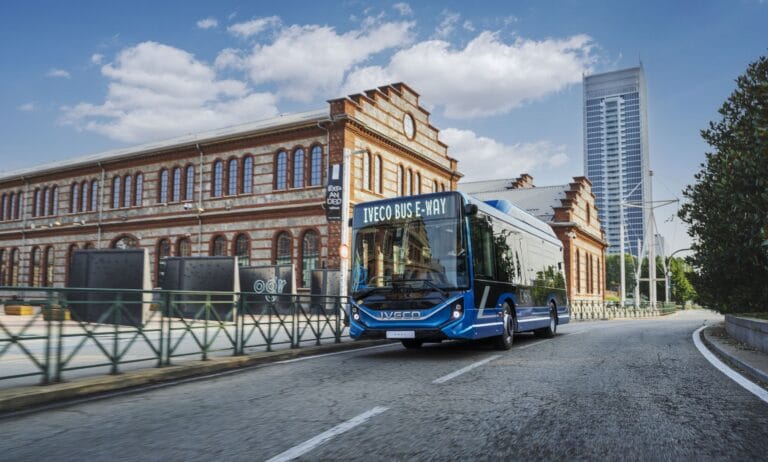 Bus électrique IVECO circulant en ville moderne