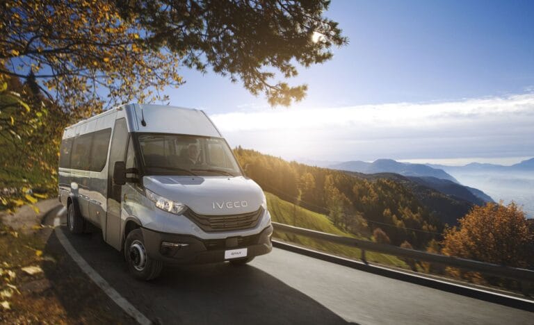 Fourgon Iveco roulant en montagne automnale